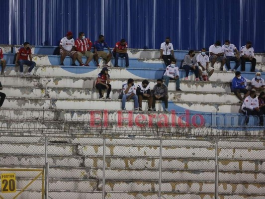 Afición merengue le pone color al clásico Olimpia-Real España en el Nacional (Fotos)