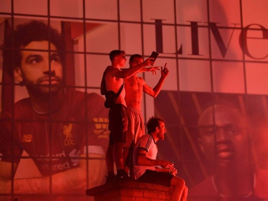 ¡Se les olvidó la pandemia! Miles celebran el título del Liverpool