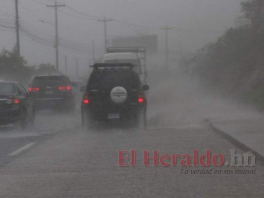 FOTOS: Los estragos que causó el fuerte aguacero este martes en la capital