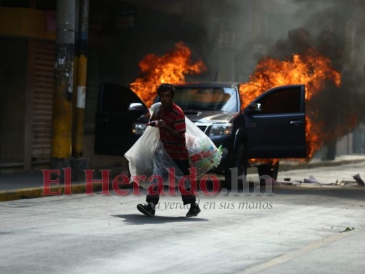 FOTOS: Incendio reduce carro blindado a chatarra durante violentas protestas