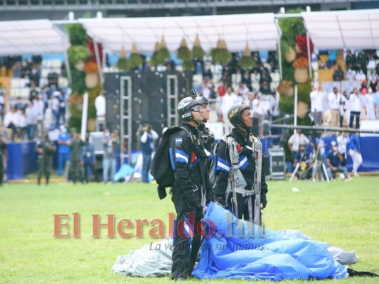 Júbilo y adrenalina: así fue el espectáculo de paracaidismo en el Bicentenario