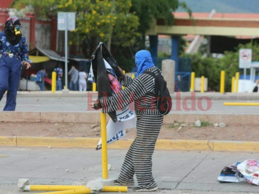 FOTOS: Nueva batalla campal entre universitarios y policías en la UNAH