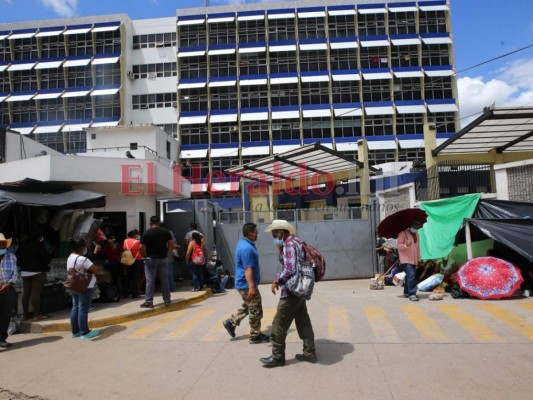 Bajo el Sol, la lluvia y el frío, la dura espera de familiares pacientes en alrededores del Hospital Escuela (FOTOS)