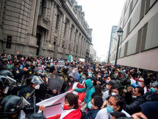 Jornada de intensas protestas en Perú un día después de la destitución de Vizcarra (FOTOS)