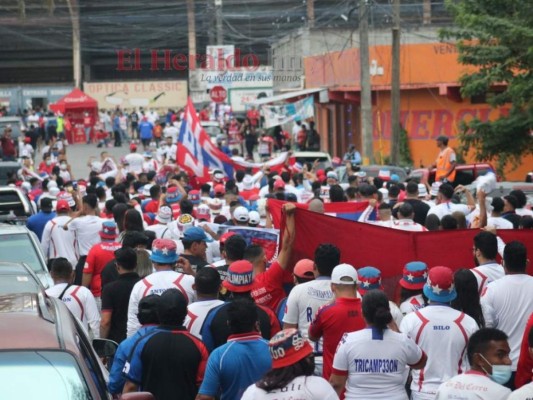 ¡Llenazo en el Municipal Ceibeño! Aficionados de Olimpia y Vida ponen ambiente festivo en La Ceiba