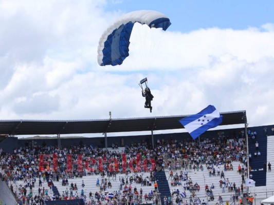 Júbilo y adrenalina: así fue el espectáculo de paracaidismo en el Bicentenario