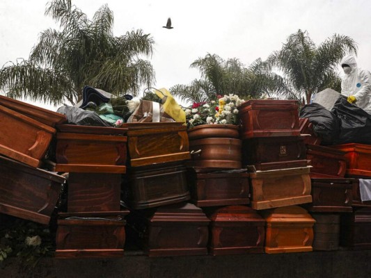 Féretros apilados y entierros en soledad, el día a día en los cementerios durante la pandemia