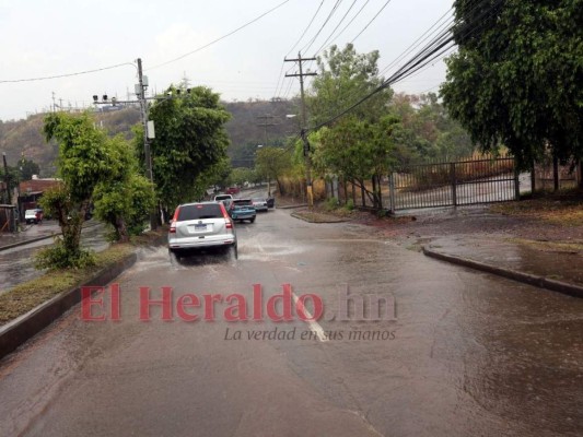 Calles convertidas en ríos y aceras inundadas, así luce la capital tras las lluvias