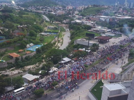 FOTOS: La masiva movilización de médicos y maestros en la capital de Honduras