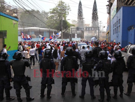 Ultra Fiel llena de algarabía la Plaza Central de Tegucigalpa previo al clásico entre Olimpia y Motagua