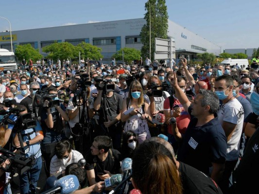 Enfado e impotencia: Trabajadores protestan por cierre de planta Nissan en España (FOTOS)