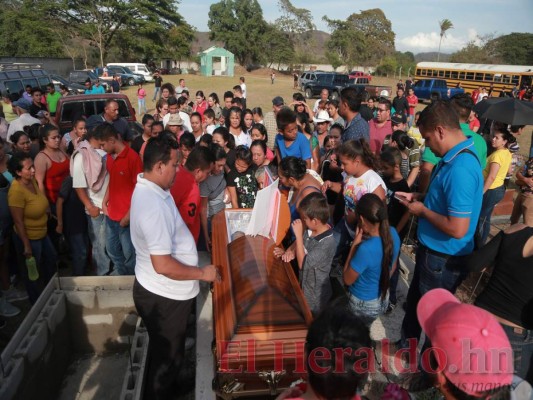 Entre lágrimas dieron el último adiós a la joven que cayó en un abismo por tomarse una selfie