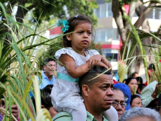 Honduras recibe la Semana Santa con miles de ramos en Tegucigalpa