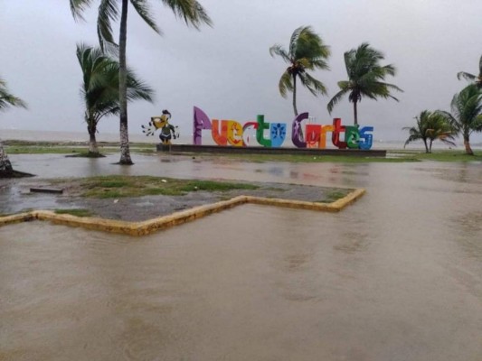 En imágenes: fuertes lluvias inundan las calles y casas de Puerto Cortés