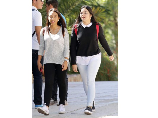 Hermosas estudiantes en regreso a clases de la UNAH