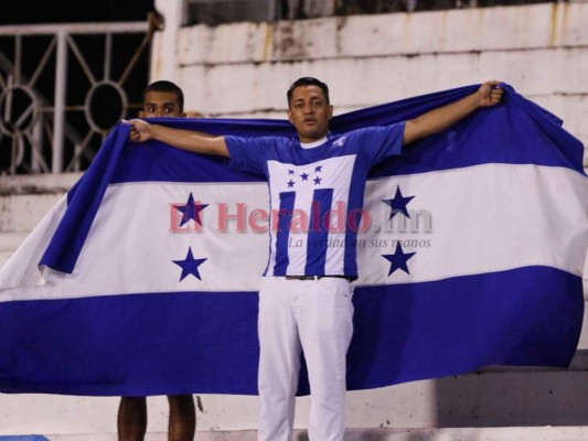 FOTOS: Mujeres guapas y afición entusiasmada en el partido de Honduras ante Martinica