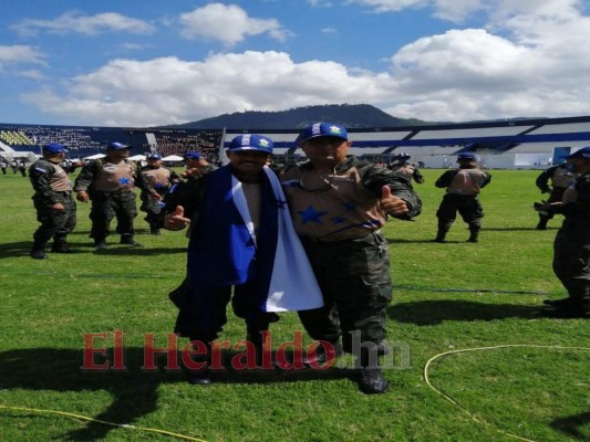 Júbilo y adrenalina: así fue el espectáculo de paracaidismo en el Bicentenario