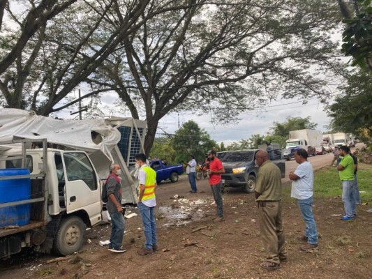 Daños y tráfico infernal: el accidente de rastra con UCI del hospital móvil de Juticalpa