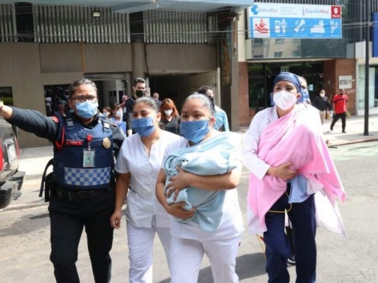 Pánico, pacientes en camilla a la calle y derrumbes: los daños del sismo en México (FOTOS)