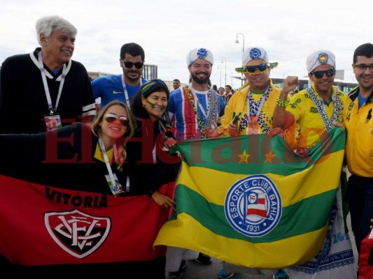 Como si fuera un carnaval llegaron disfrazados los aficionados de Brasil y Costa Rica