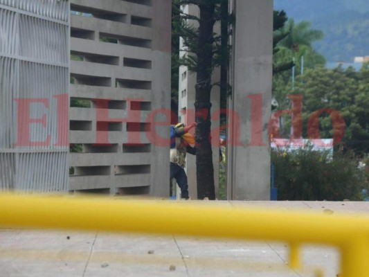 FOTOS: Nueva batalla campal entre universitarios y policías en la UNAH