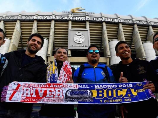 FOTOS: Aficionados de River y Boca comienzan a llenar el Santiago Bernabéu para la gran final de Copa Libertadores