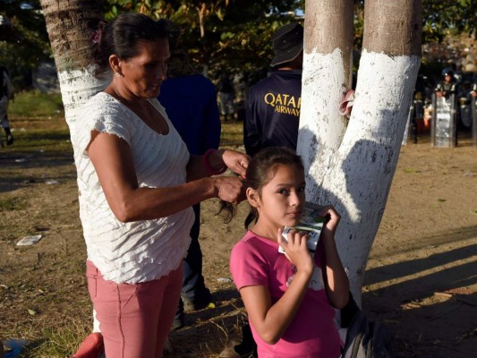 Entre basura y secando ropa en piedras, migrantes siguen varados en río Suchiate