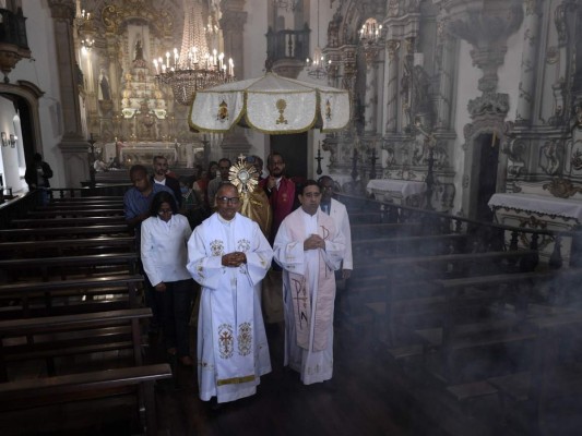 Un domingo de Pascua con las iglesias vacías y un papa solo en el Vaticano