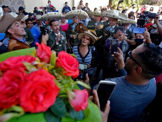 Con mariachis y retratos, fanáticos rinden homenaje a Vicente Fernández