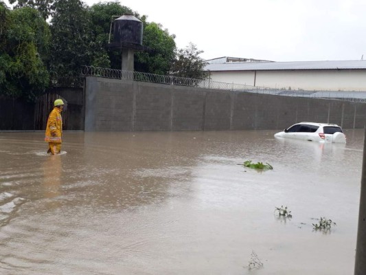 Caos e inundaciones dejan fuertes lluvias y frente frío en el norte de Honduras