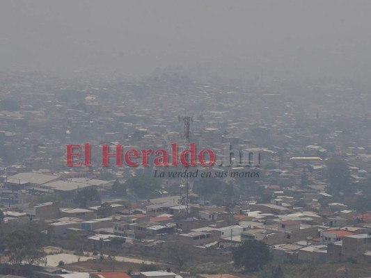 Sin agua, con una pandemia y ahogados por el humo de incendios en la capital del Honduras