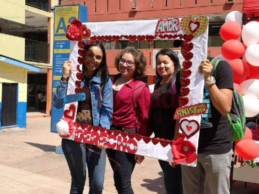 Rosas, globos y abrazos gratis engalanan el Día de San Valentín en la UNAH