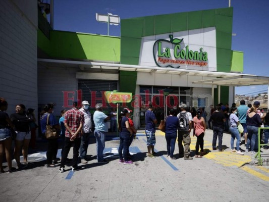 Capitalinos abarrotan mercados para abastecerse en plena cuarentena por Covid-19