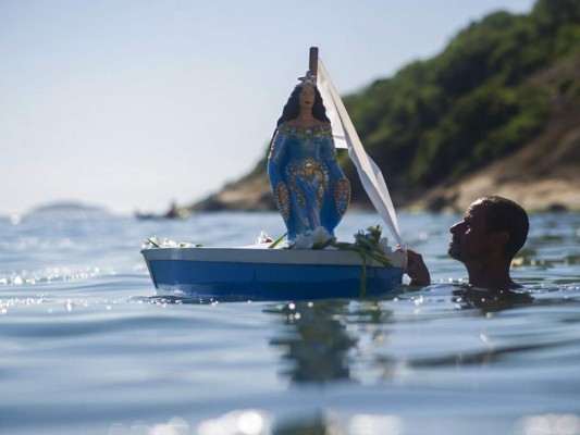 Con caminatas en la playa y oraciones en los templos, así reciben 2020 en otros países