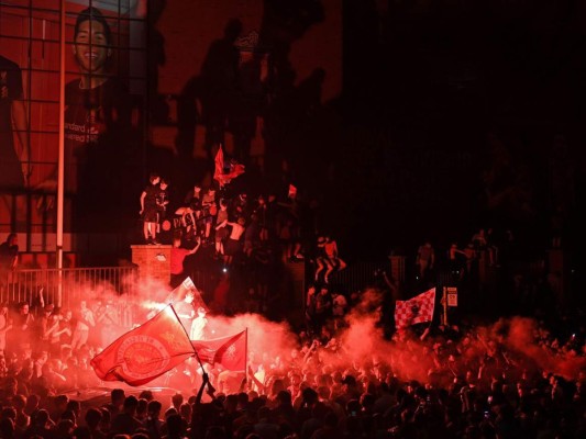 ¡Se les olvidó la pandemia! Miles celebran el título del Liverpool