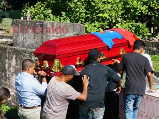 Luto y desgarrador llanto en entierro de víctimas de masacre en Puerto Cortés