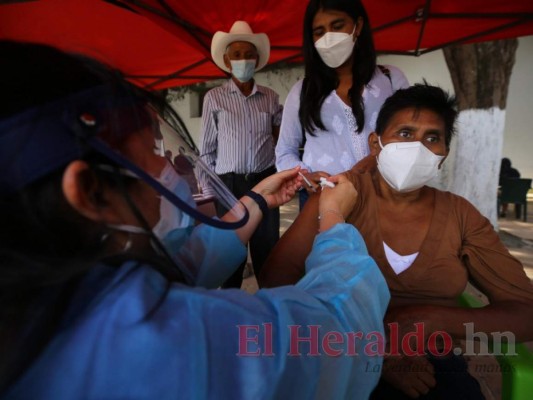 En orden y sentados, Ojojona vacuna a sus abuelitos con dosis donadas por El Salvador (FOTOS)