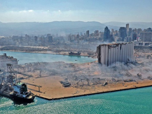 Apocalípticas imágenes un día después de explosión en puerto libanés de Beirut