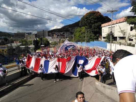 Afición merengue pone el ambientazo en el Nacional previo al duelo Olimpia vs Marathón