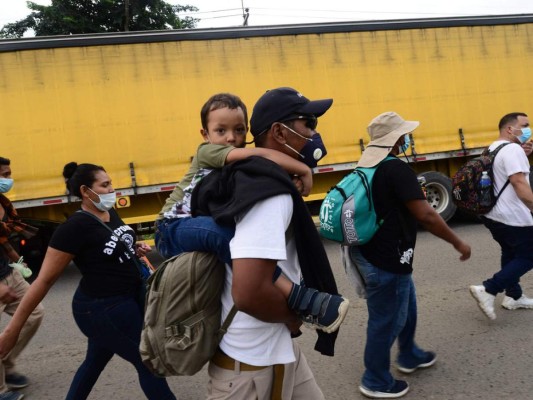 FOTOS: A pie y a 'jalón', sale masiva caravana de migrantes hacia EE UU