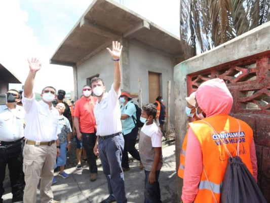 En fotos: Así fue el recorrido de Juan Orlando Hernández en la devastada Guanaja  