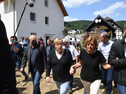 Fotos del recorrido de Merkel por zonas de Europa devastadas por inundaciones