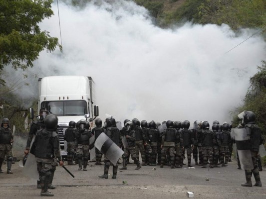 ¡Imágenes que duelen! El violento desalojo a la caravana migrante en Chiquimula