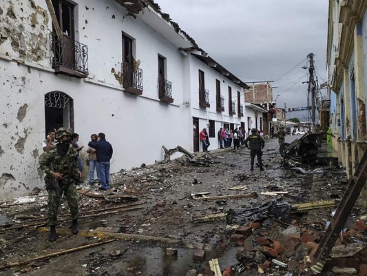 Las impactantes imágenes del atentado con coche bomba en Colombia (FOTOS)