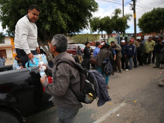 FOTOS: Hacinamiento, hambre e indiferencia sufren los migrantes hondureños en Tijuana