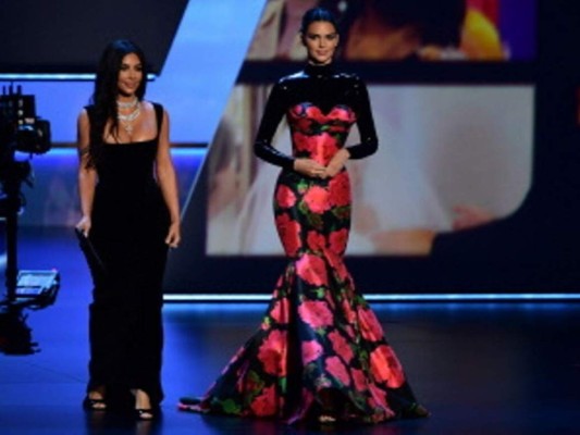 FOTOS: Apretado vestido le juega mala pasada a Kim Kardashian en los Emmy 2019