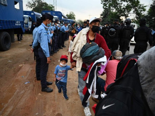 FOTOS: A pie y a 'jalón', sale masiva caravana de migrantes hacia EE UU