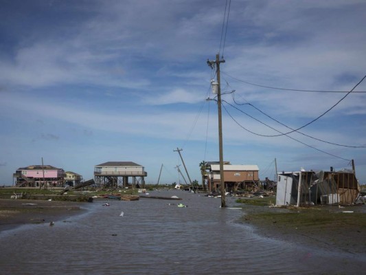 FOTOS: Destrucción, inundaciones y muertos tras el paso de Laura en EEUU