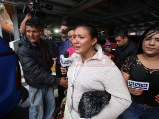 FOTOS: Momento en el que familiares retiran el cuerpo de la niña de dos años que murió tras resultar con el 80 por ciento de su cuerpo quemado