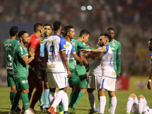 FOTOS: Así fue el zafarrancho entre jugadores de Olimpia y Marathón que dejó cuatro expulsados en el clásico